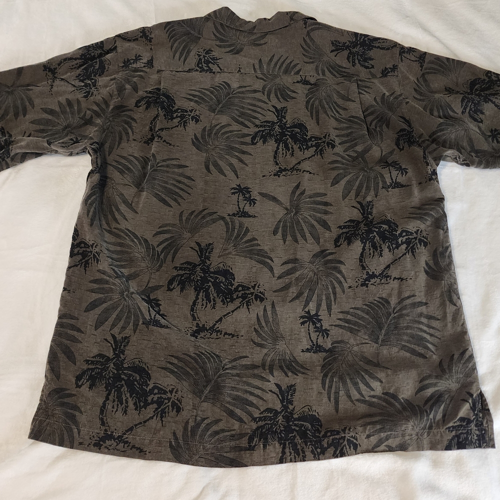 Tommy Bahama 100% Silk Button Down Short Sleeve Shirt Mens Size Medium Tropical - Picture 3 of 6